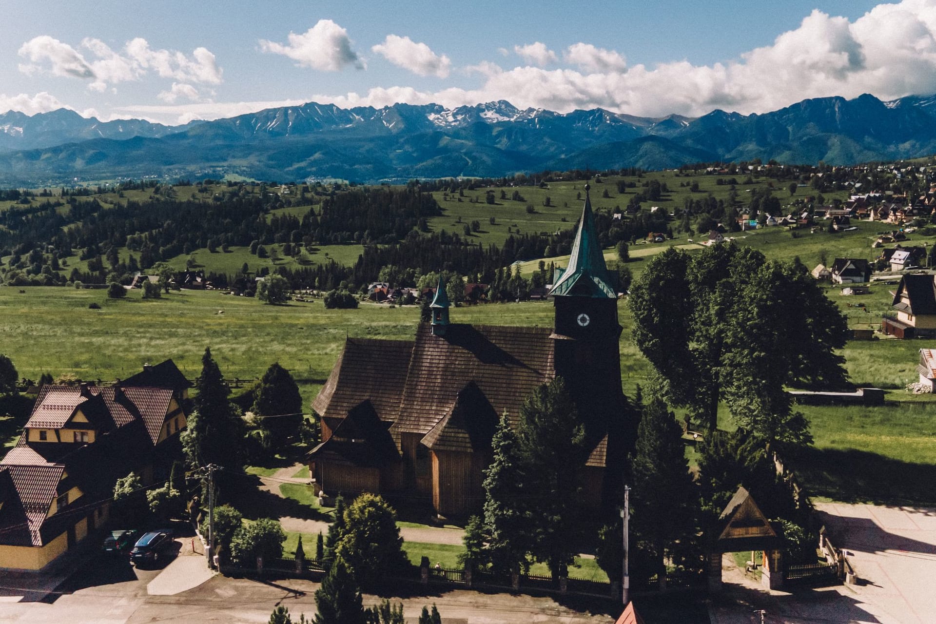 Ząb z lotu ptaka — drewniany kościół i Tatry